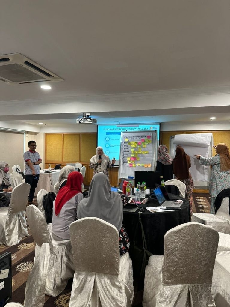 12-13 Program Semakan Semula Bidang Pengkhususan ICT Sektor Awam Sorotan Keperluan Negara Dan Masa Hadapan (Siri 1)