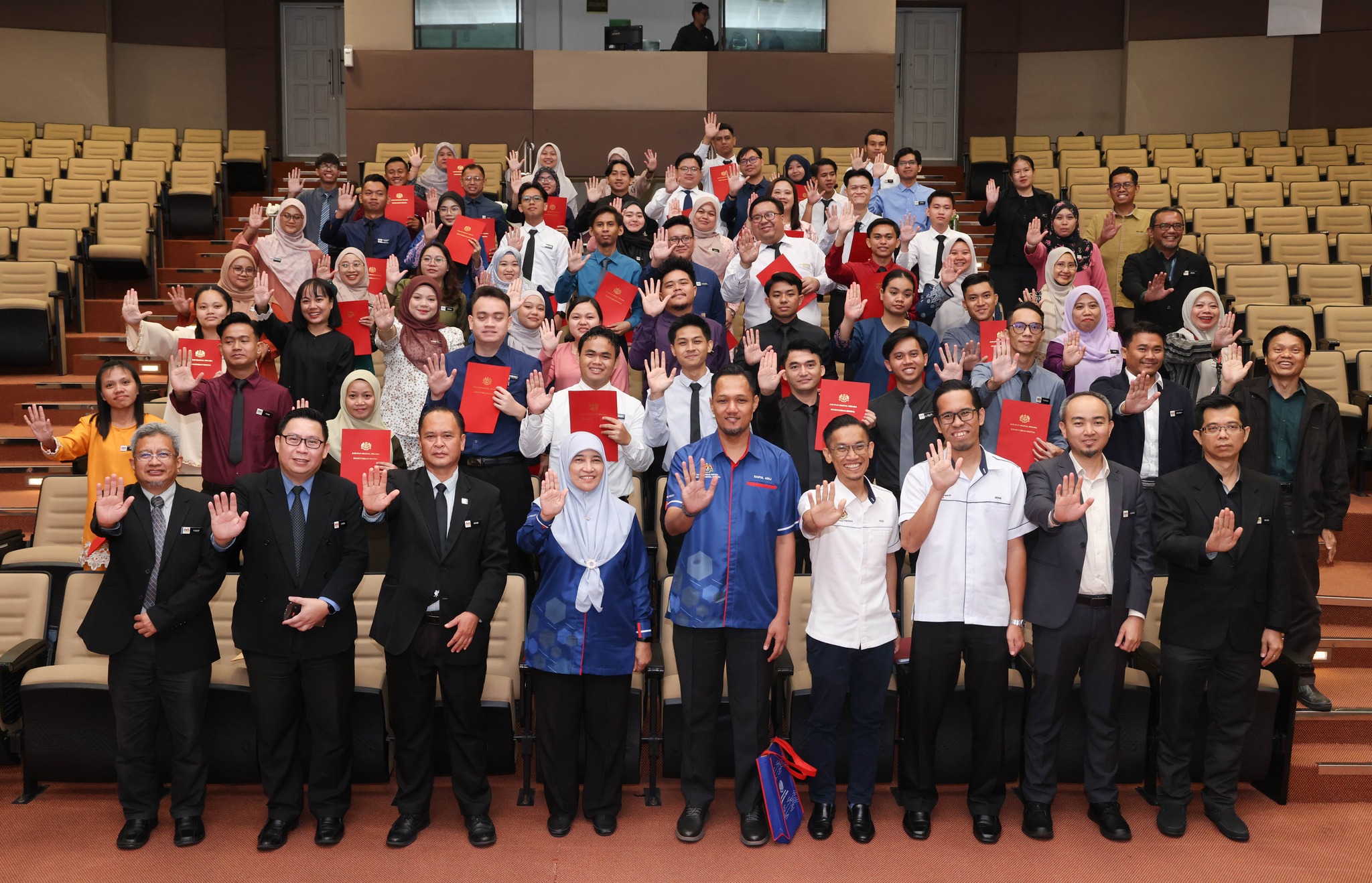 29 April 2025 | Majlis Amanat Ketua Perkhidmatan dan Penyerahan Surat Penempatan kepada 53 orang Juruteknik Komputer Gred FT1 lantikan baharu bagi Negeri Sarawak